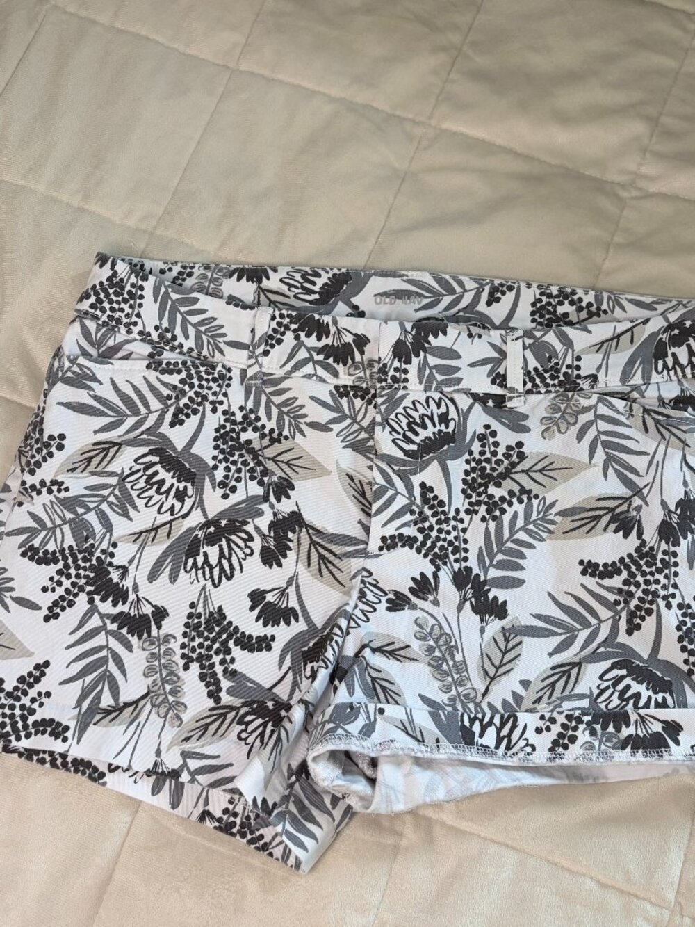 2016 Old Navy Floral Pixie Shorts Grey White Chino Size 8 Mid Rise Cotton Blend